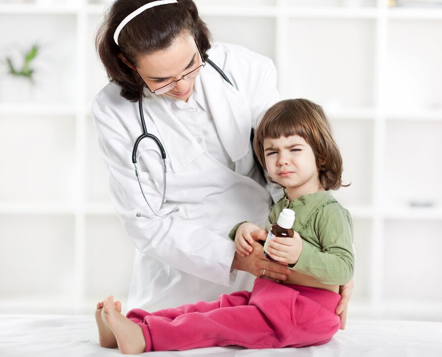 the doctor examines the child for symptoms of worms